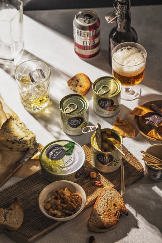 Sfeerbeeld borreltafel met Amogusti olijven, dolma's,gevulde olijven, afgebakken brood en borrelnootjes