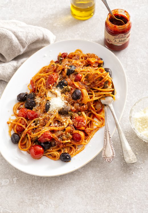 Vers bereide pasta met Nduja saus, olijven, cherry tomaatjes en Parmezaanse kaas