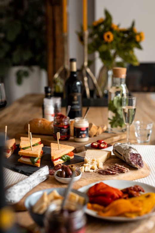 Borreltafel met sandwiches en Paolo ailioli, ColaVita olie, kaas, salami, dipstokjes