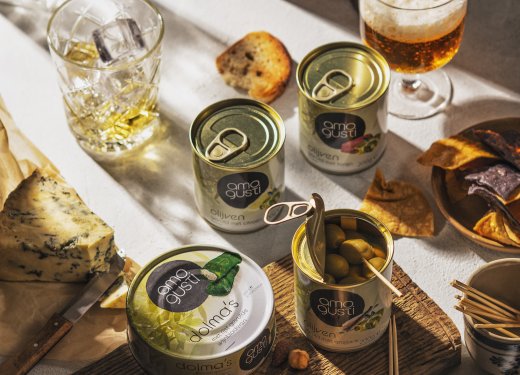 Sfeerbeeld borreltafel met Amogusti olijven, dolma's,gevulde olijven, afgebakken brood en borrelnootjes